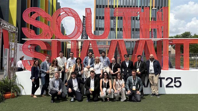 Garbiñe Basterra y Uxue Itoiz con las empresas participantes de la feria y el equipo de CEIN.