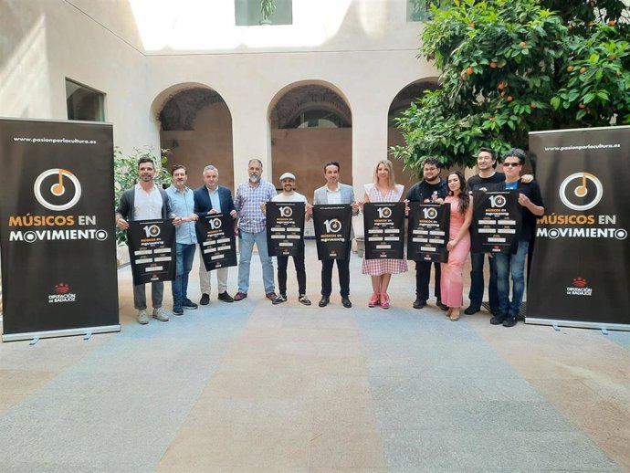 Autoridades, responsables y artistas del Festival Músicos en Movimiento.