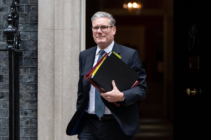 4 de junho de 2025, Londres, Inglaterra, Reino Unido: O primeiro-ministro britânico KEIR STARMER deixa o 10 Downing Street para as perguntas do primeiro-ministro na Câmara dos Comuns em Londres.