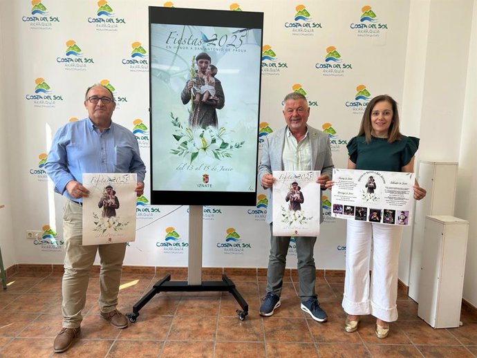 El presidente de la Mancomunidad de Municipios de la Costa del Sol Axarquía, Jorge Martín; el alcalde de Iznate, Gregorio Campos y la concejala de Fiestas, Tradiciones y Cultura, Mercedes Gallardo han presentado las Fiestas de San Antonio de Padua.