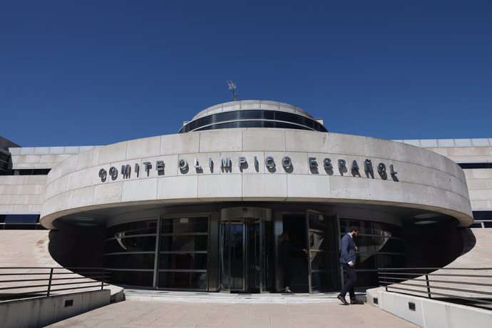 Archivo - El presidente del Comité Olímpico Español (COE), Alejandro Blanco, responde a los medios a su salida del Comité Olímpico Español donde se ha reunido con representantes del Gobierno, la Generalitat de Catalunya y Aragón para tratar de avanzar en 