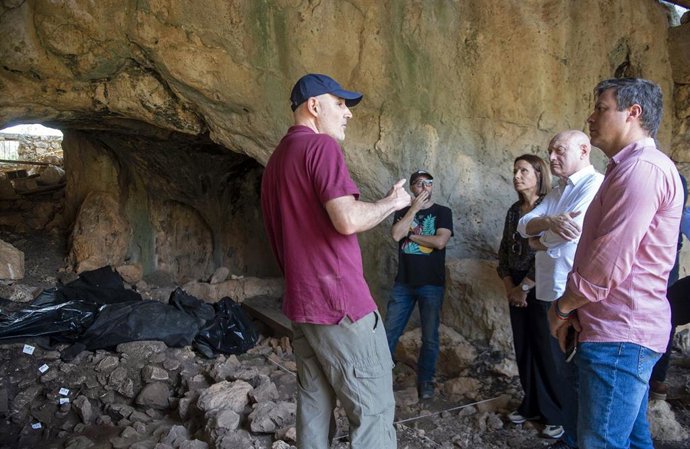 Excavaciones en cueva foradada en Oliva (Valencia)