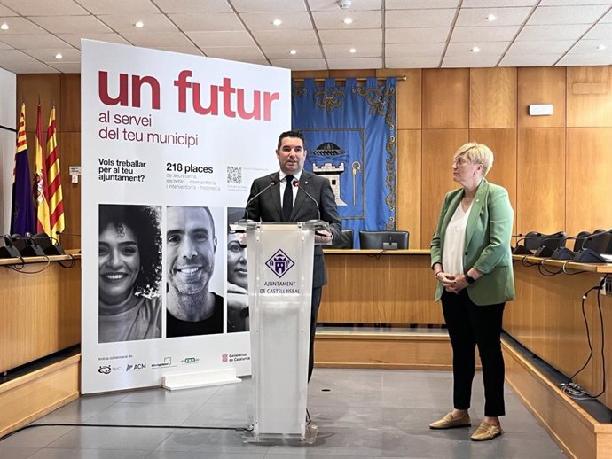 El secretario de Gobiernos Locales de la Generalitat, Xavier Amor, junto a la alcaldesa de Castellbisbal (Barcelona), Dolors Conde