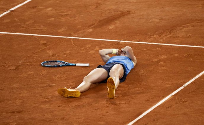 04 June 2025, France, Paris: French tennis player Lois Boisson celebrates defeating Russia's Mirra Andreeva during their women's singles quarter final match of the French Open tennis tournament (Roland-Garros). Photo: Jon Buckle/PA Wire/dpa