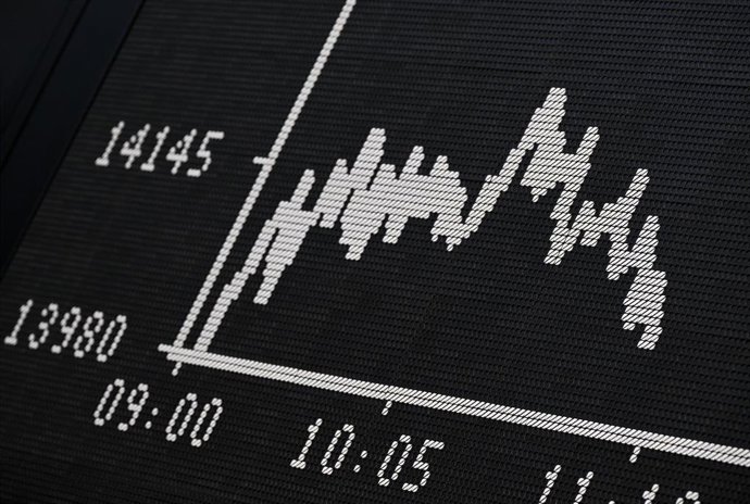 Archivo - 24 February 2022, Hessen, Frankfurt_Main: The curve of the German share index (DAX) which is displayed at the Frankfurt Stock Exchange shows depicts falling prices.