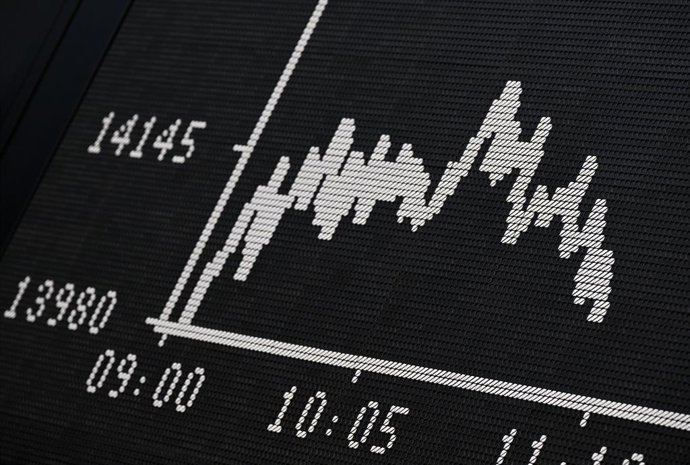 Archivo - 24 February 2022, Hessen, Frankfurt_Main: The curve of the German share index (DAX) which is displayed at the Frankfurt Stock Exchange shows depicts falling prices.