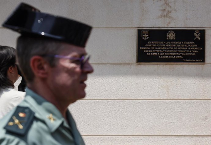 Una placa en memòria a les víctimes de la dana i com a reconeixement als guàrdies civils que van actuar durant la dana