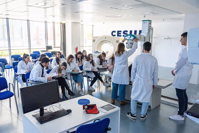 Alumnos de Cesur durante su formación