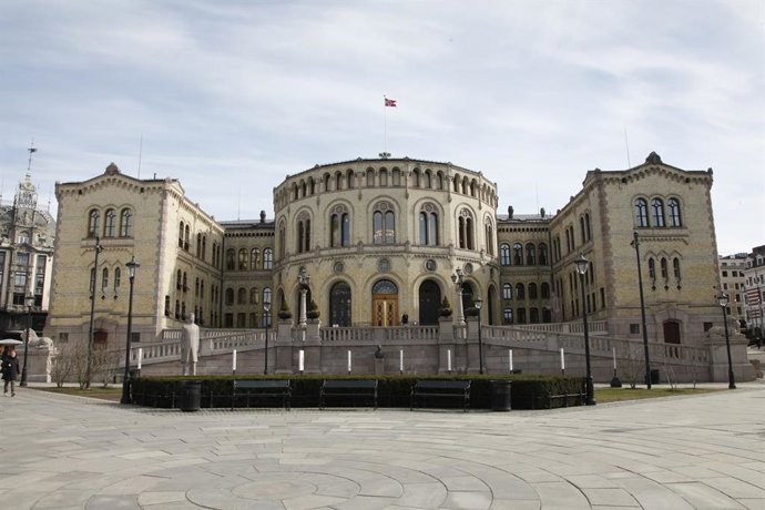 Archivo - OSLO, 3 de abril de 2024 -- Esta foto tirada em 3 de abril de 2024 mostra o Storting, o prédio do parlamento norueguês em Oslo, capital da Noruega. O parlamento da Noruega, conhecido como Storting, foi fechado na quarta-feira após duas ameaças d