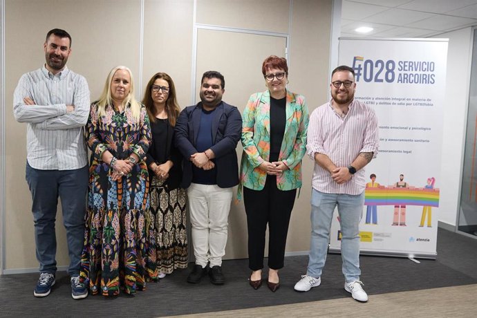 Candelaria Delgado visita el servicio 028 LGTBI