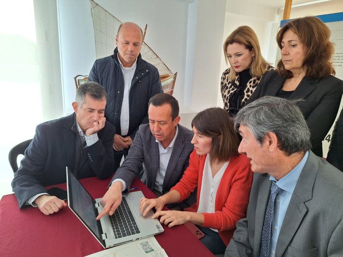 Responsables del Ministerio para la Transición Ecológica y representantes institucionales revisan el proyecto de encauzamiento del río Adra (Almería) durante una visita técnica al municipio.