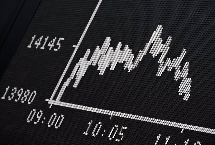 Archivo - 24 February 2022, Hessen, Frankfurt_Main: The curve of the German share index (DAX) which is displayed at the Frankfurt Stock Exchange shows depicts falling prices. The Russian attack on Ukraine sent stock markets around the world into a tailspi