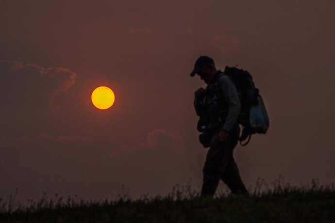 Archivo - Un peregrino camina durante la salida del sol en el Monte do Gozo, a 19 de septiembre de 2024, en Santiago de Compostela, A Coruña, Galicia (España). Los incendios que afectan a Portugal han dejado en Galicia y parte del norte de España un espes