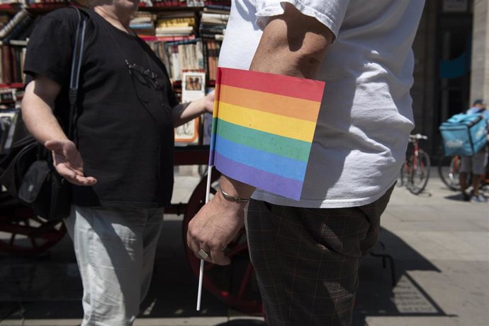 Archivo - Un persona sostiene una bandera arcoíris durante el desfile del Orgullo de Budapest, en 2021.