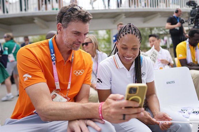 Archivo - Pau Gasol junto a Allyson Felix en los Juegos Olímpicos de París
