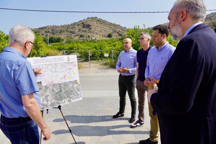 El director general del Agua, José Sandoval, junto al alcalde de Santomera durante la presentación del camino rural de 'La Venta'
