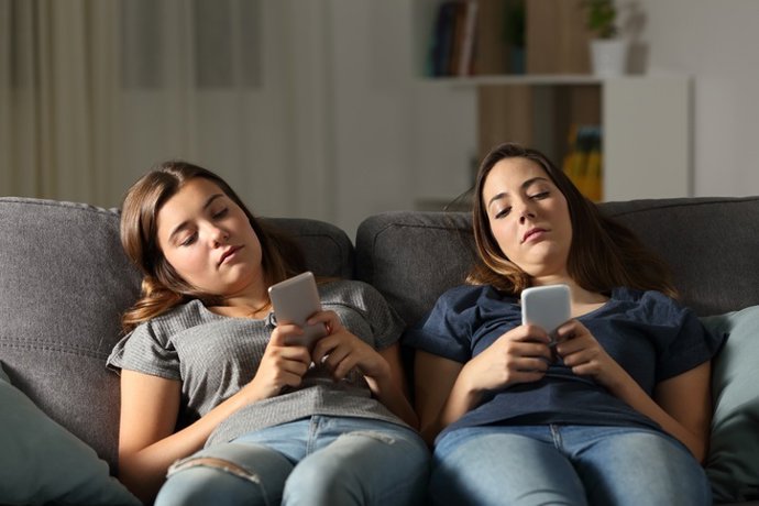 Archivo - Arquivo - Adolescentes olhando para seus telefones celulares.