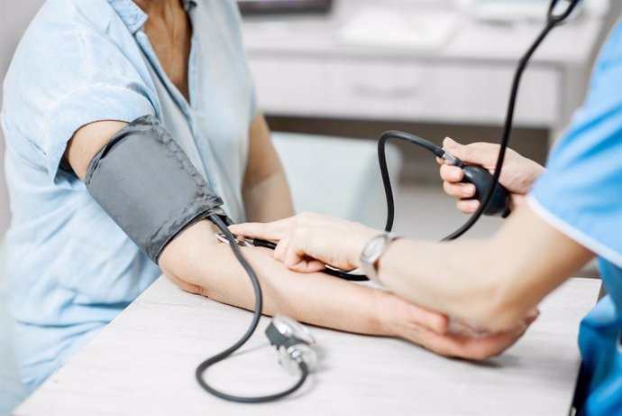 Archivo - Imagen de recurso de una enfermera midiendo la presión arterial de una paciente.