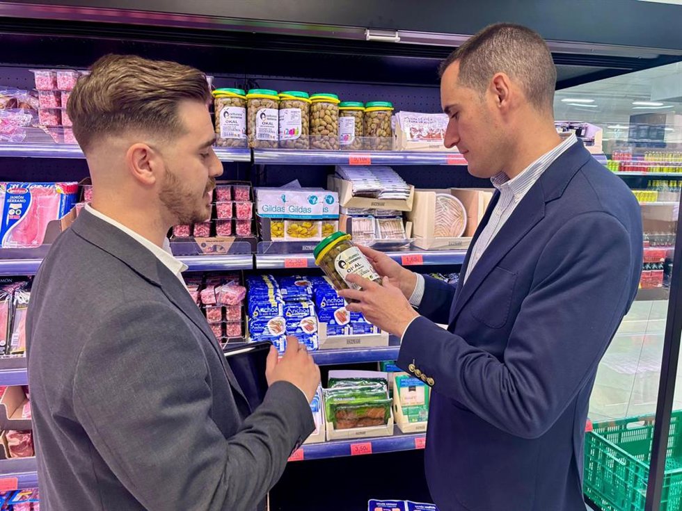 Martín Marín y Juan Latorre en el supermercado.