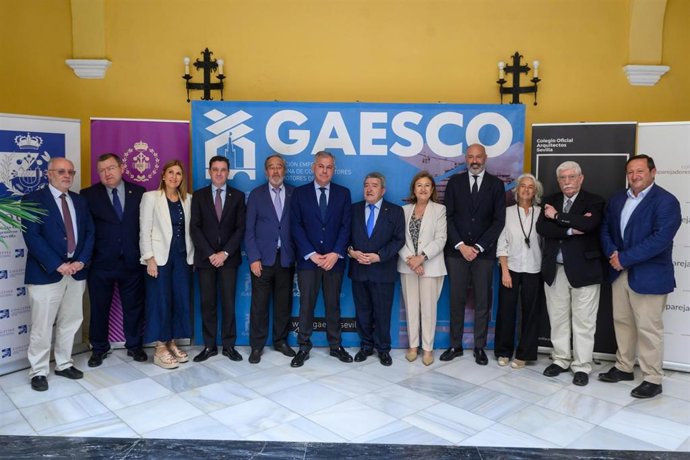 Imagen de grupo de los representantes institucionales durante la jornada formativa de Gaesco sobre la nueva OROA