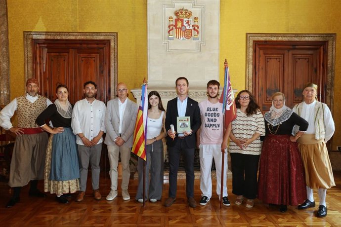 El presidente del Consell de Mallorca, Llorenç Galmés, recibe la invitación a los actos centrales del centenario de la independencia del municipio de Consell.