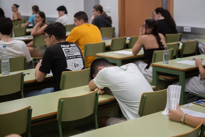 Imagen del primer examen de la selectividad de 2025 en València, a 3 de junio de 2025
