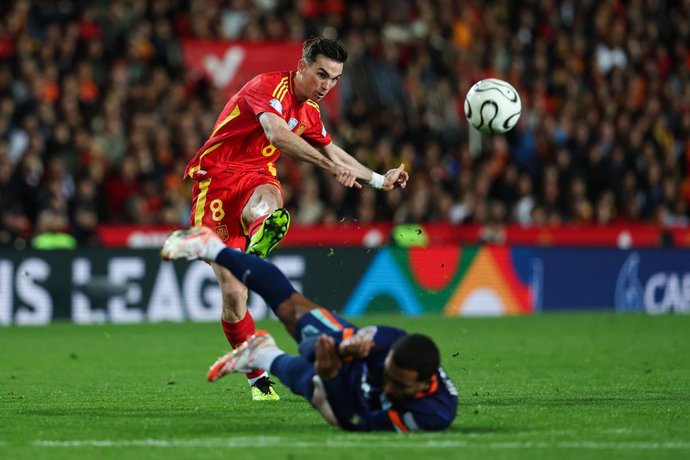 Archivo - Fabian Ruiz of Spain and Memphis Depay of Netherlands in action during the UEFA Nations League Quarterfinal Leg Two match between Spain and Netherlands at Mestalla stadium on March 23, 2025 in Valencia, Spain.