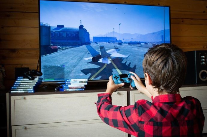 Niño jugando a videojuegos.