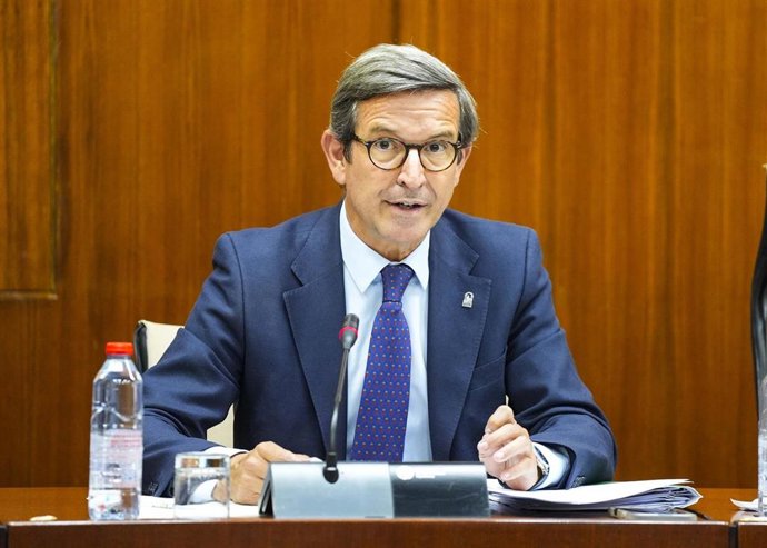 El consejero andaluz de Industria, Energía y Minas, Jorge Paradela, comparece en comisión parlamentaria.