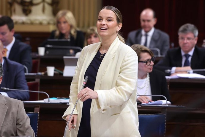 La presidenta de Baleares, Marga Prohens, durante una sesión de control al Govern balear.
