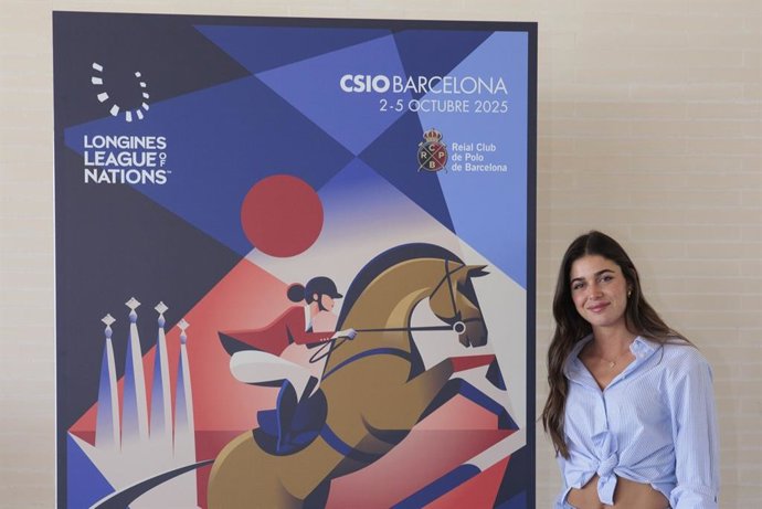 La amazona Sira Martínez, nueva embajadora del 113º CSIO Barcelona, ante el cartel de la edición