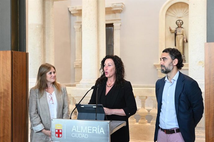 En el centro, la alcaldesa de Almería, María del Mar Vázquez, junto al concejal de Promoción de la Ciudad, Joaquín Pérez de la Blanca, y la representante de 'NF Media', Eva Parapar.