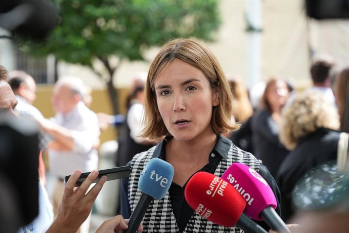 Archivo - La delegada de Educación, Familia, Igualdad, Juventud y Asociaciones, Blanca Gastalver, atiende a los medios de comunicación.