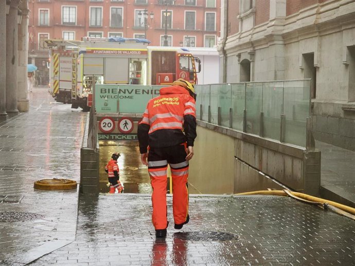 Varios bomberos sacan agua del parking municipal de la Plaza Mayor de Valladolid.