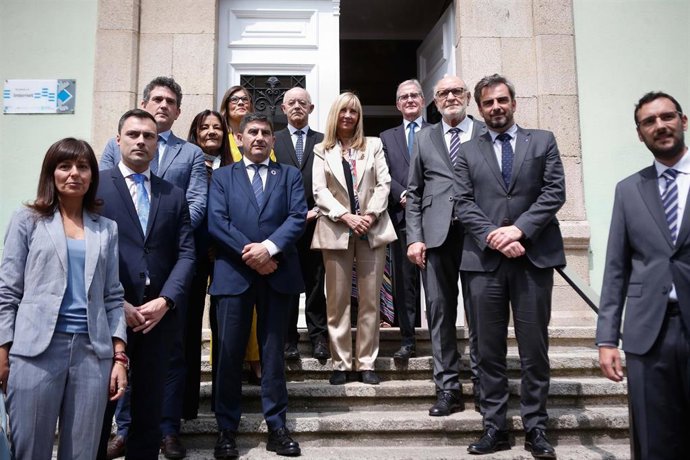 Foto de familia durante la inauguración de las XVIII Jornadas Jurídicas en la Casa de la Cultura de Sarria, a 4 de junio de 2025, en Sarria, Lugo