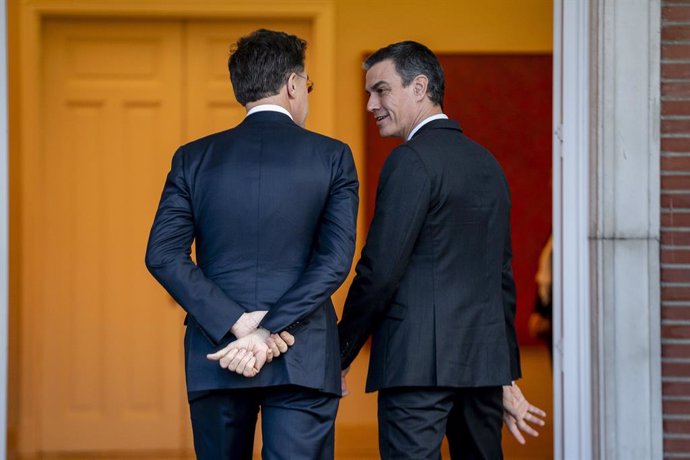 Archivo - El presidente del Gobierno, Pedro Sánchez (d), recibe al secretario general de la OTAN, Mark Rutte (i), en el Complejo de la Moncloa, a 27 de enero de 2025, en Madrid (España).Rutte se reúne por primera vez con Sánchez  en España después de que 