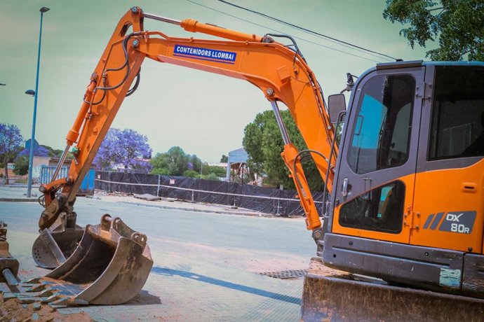 Torrent declara l'estat de ruïna i ordena demolir amb urgència una nau incendiada i afectada per la dana, situada en el carrer Artesans número 27