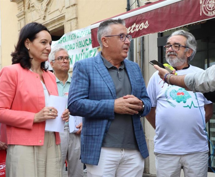 Lope Ruiz atiende a los medios junto a Rafi Crespín.