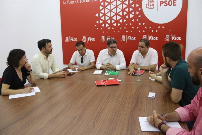 Rodrigo Sánchez (c), en la reunión con responsables del PSOE de Jaén.