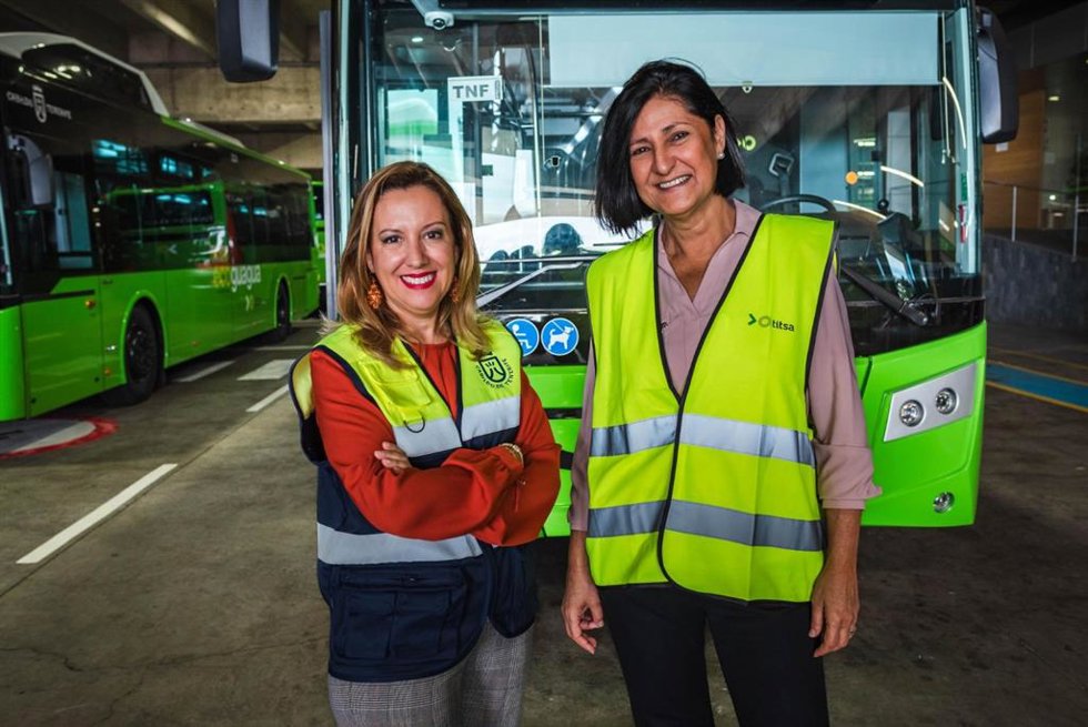 La presidenta del Cabildo de Tenerife, Rosa Dávila, y la consejera de Movilidad, Eulalia García, junto a unas guaguas de Titsa