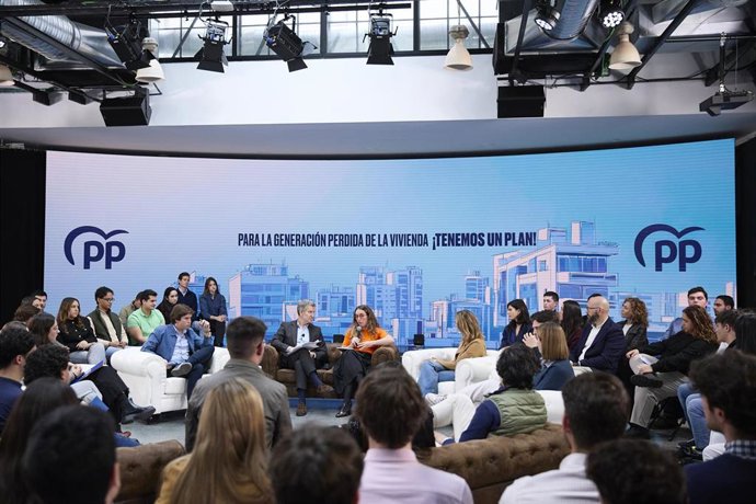 Archivo - El presidente del Partido Popular, Alberto Núñez Feijóo (c), durante una reunión con representantes de asociaciones juveniles, en el Espacio Downtown, a 7 de febrero de 2025, en Madrid (España). Durante el encuentro el líder popular ha abordado 
