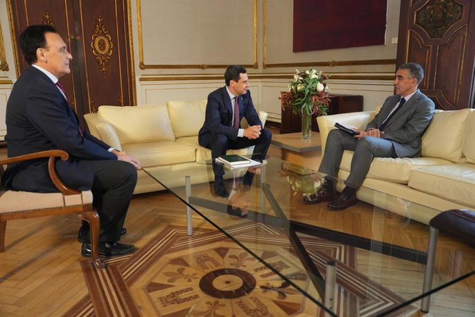 El presidente de la Junta de Andalucía, Juanma Moreno, recibe en San Telmo al presidente y CEO de Siemens en España, Fernando Silva.