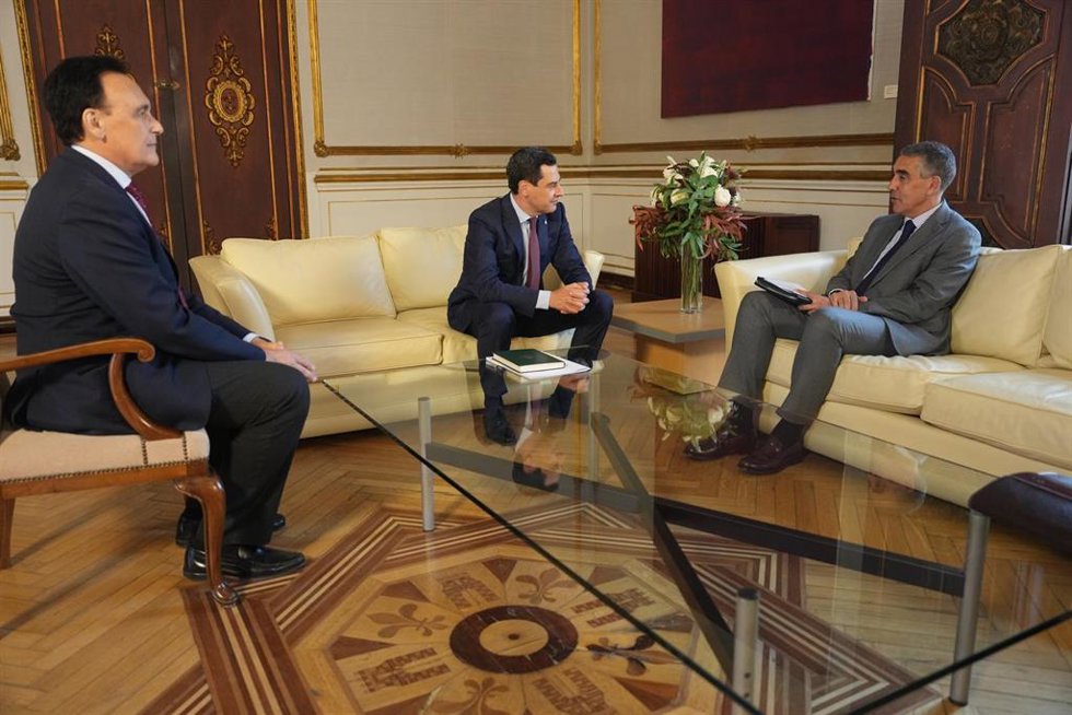 El presidente de la Junta de Andalucía, Juanma Moreno, recibe en San Telmo al presidente y CEO de Siemens en España, Fernando Silva.