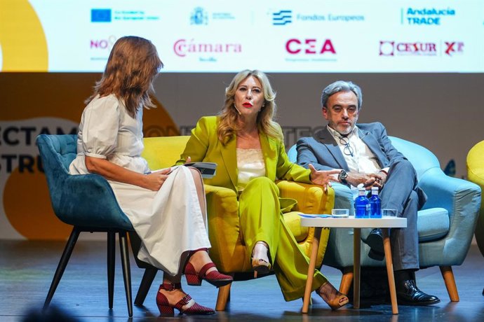 La consejera de Economía, Hacienda y Fondos Europeos, Carolina España, junto al presidente del Grupo Azvi, Manuel Contreras.