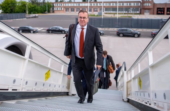 22 May 2025, Brandenburg, Schoenefeld: Boris Pistorius, German Minister of Defense, boards a Luftwaffe aircraft to fly to Lithuania. Chancellor Merz and Defense Minister Pistorius take part in the ceremonial roll call of the Bundeswehr's 45th Armored Brig