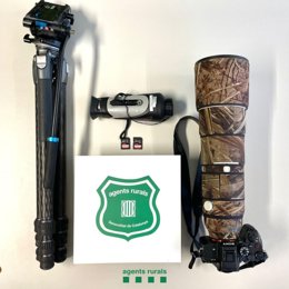 Las cámaras utilizadas por las personas denunciadas por Agents Rurals por fotografiar urogallos