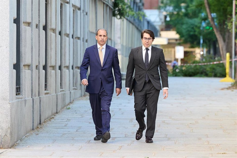 El exabogado de Alberto González Amador, Carlos Neira,  a su llegada al Tribunal Supremo.