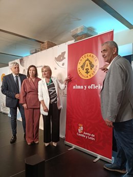 La consejera de Industria, Comercio y Empleo, Leticia García y el presidente de Foacal, Miguel Ángel Tapia, junto a la imagen del nuevo distintivo de la artesanía de Castilla y León.