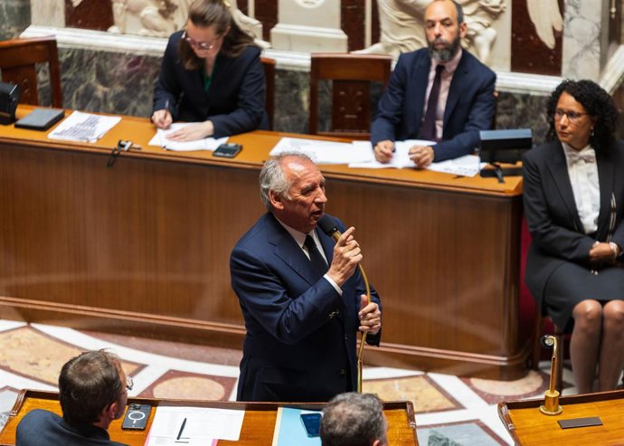 27 de maio de 2025, Saint Ouen, Paris, França: O primeiro-ministro François Bayrou faz um discurso durante uma sessão de perguntas e respostas na Assembleia Nacional, a câmara baixa do parlamento francês, em Paris, em 27 de maio de 2025.