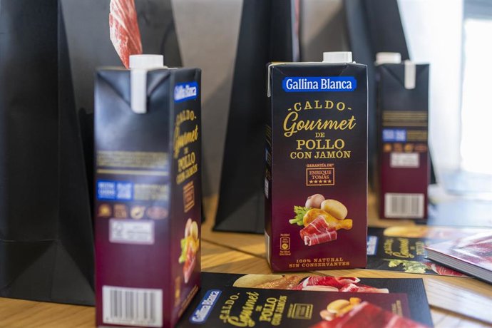 Archivo - Nuevo caldo gourmet de pollo con jamón de Gallina Blanca y Enrique Tomás, 